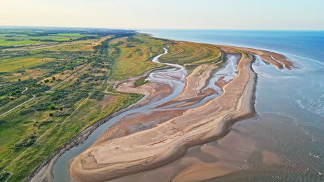 Descubra-El-Encanto-Idílico-De-Una-Escena-Costera-De-La-Hora-Dorada-A-Través-De-Impresionantes-Imágenes-Aéreas-De-Drones:-Estuario,-Bancos-De-Arena,-Océano-Y-Marismas