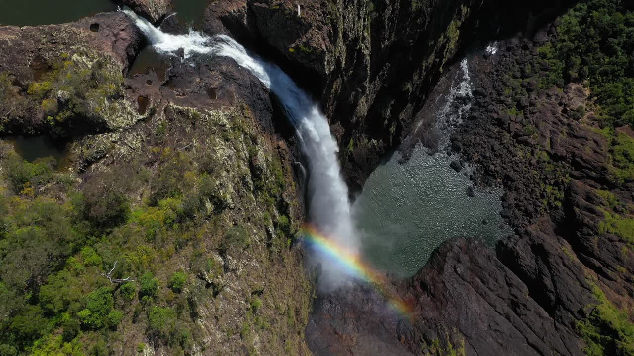 hermosa cascada que cae sobre roca, niebla de salpicaduras de arco iris, vista aérea