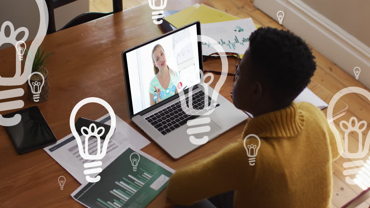 animación de bombillas flotando sobre una mujer afroamericana haciendo una llamada de video en una computadora portátil