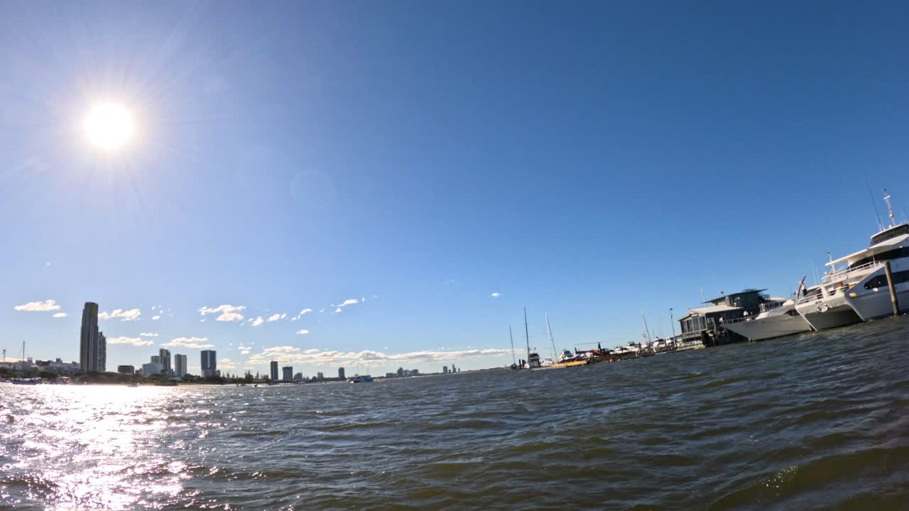 배경 에 도시 의 스카이 라인 을 가지고 정박 한 배 들