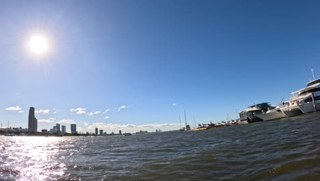 barcos atracados con el horizonte de la ciudad en el fondo