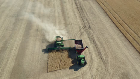 Luftaufnahme-Der-Traktoren,-Die-Die-Ernte-Auf-Der-Farm-In-Saskatchewan,-Kanada,-Ernten