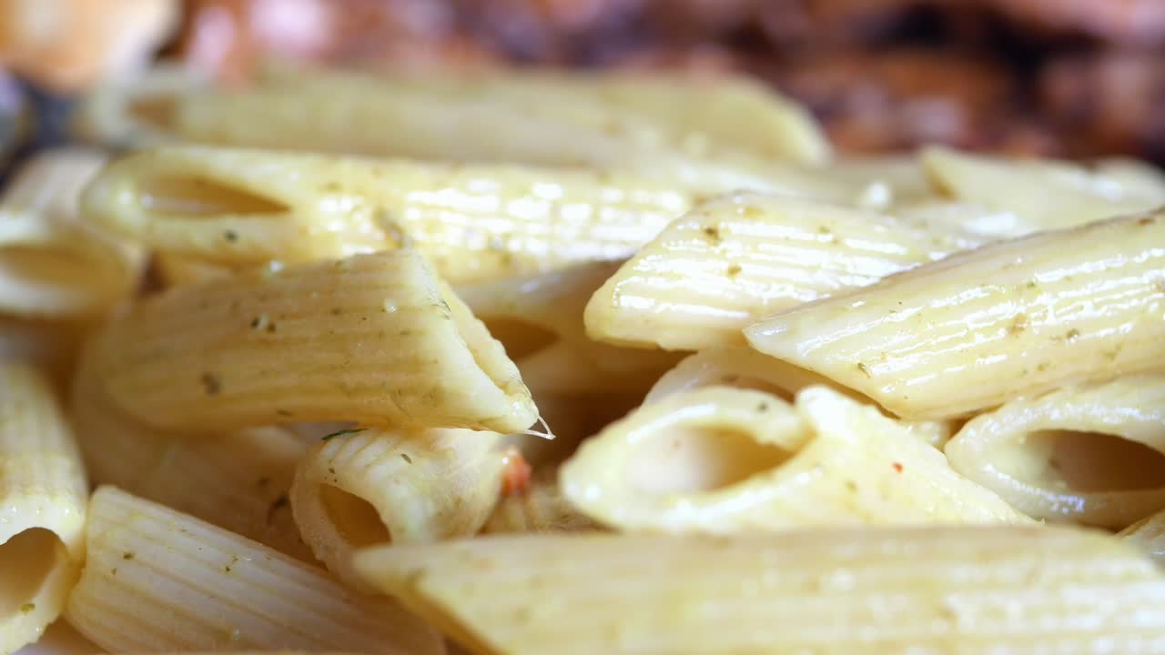 primer plano de la pasta de pesto cremosa