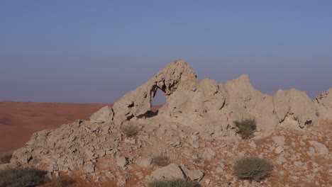 imágenes de drones en 4k, vista aérea de la meseta de rocas fósiles en el desierto de mleiha con ondas de arena, paisaje geológico de la esfinge en las dunas de arena del desierto en los emiratos árabes unidos, videos de drones