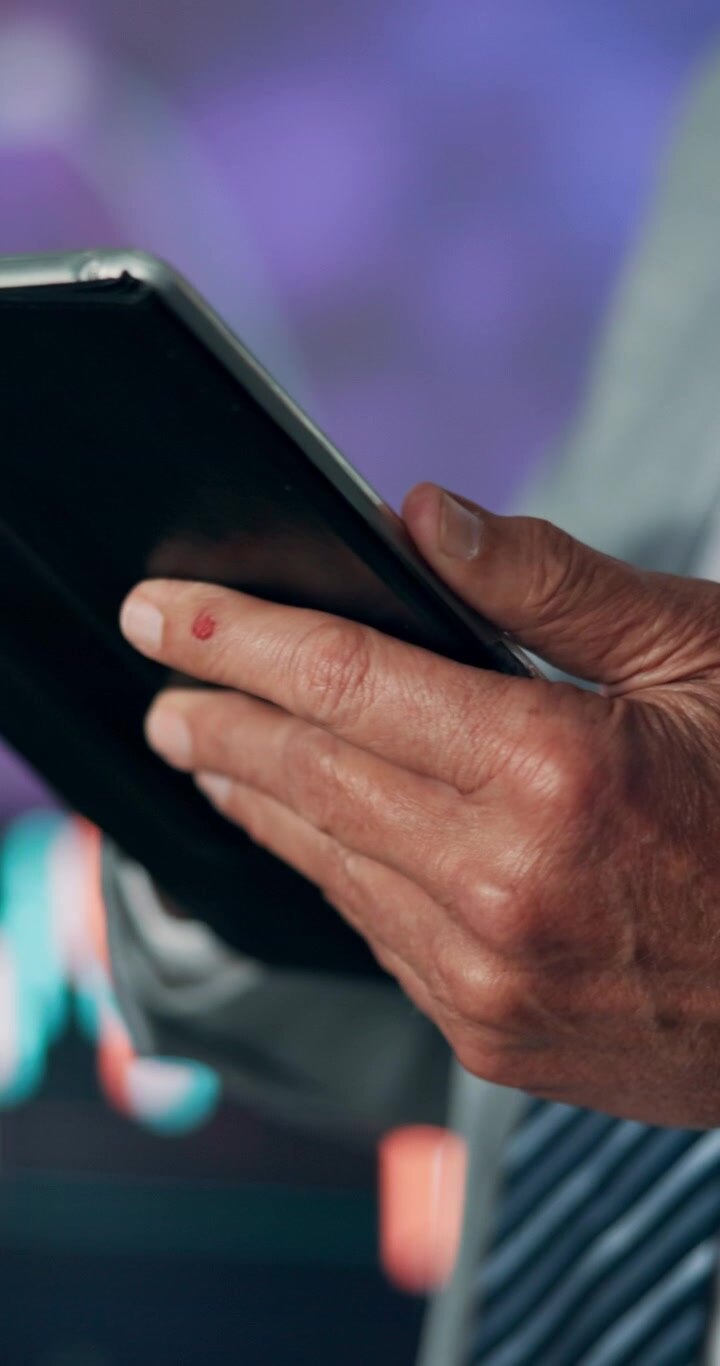 Uomo d'affari che usa un tablet digitale in ufficio
