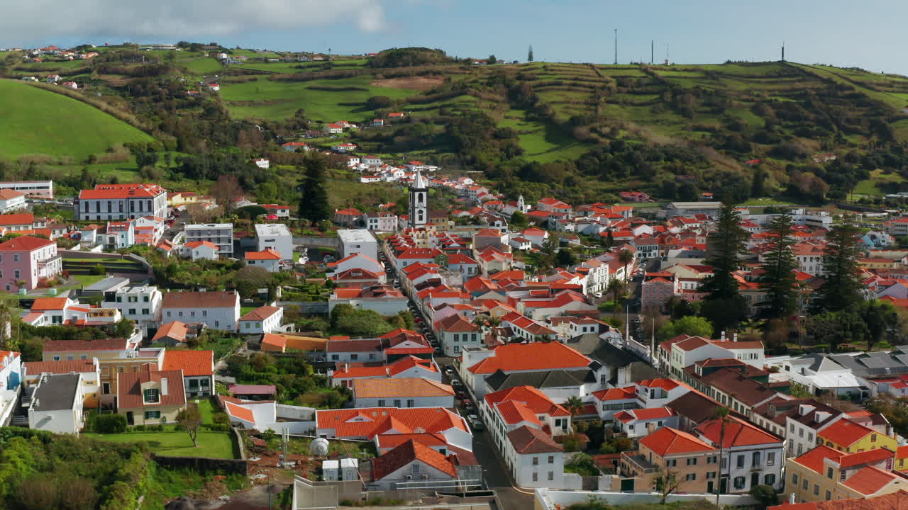 포르투갈 아조레스 제도 의 파이알 섬 에 있는 그림 같은 지역 도시 인 호르타 의 영화적 항공기 드론 촬영