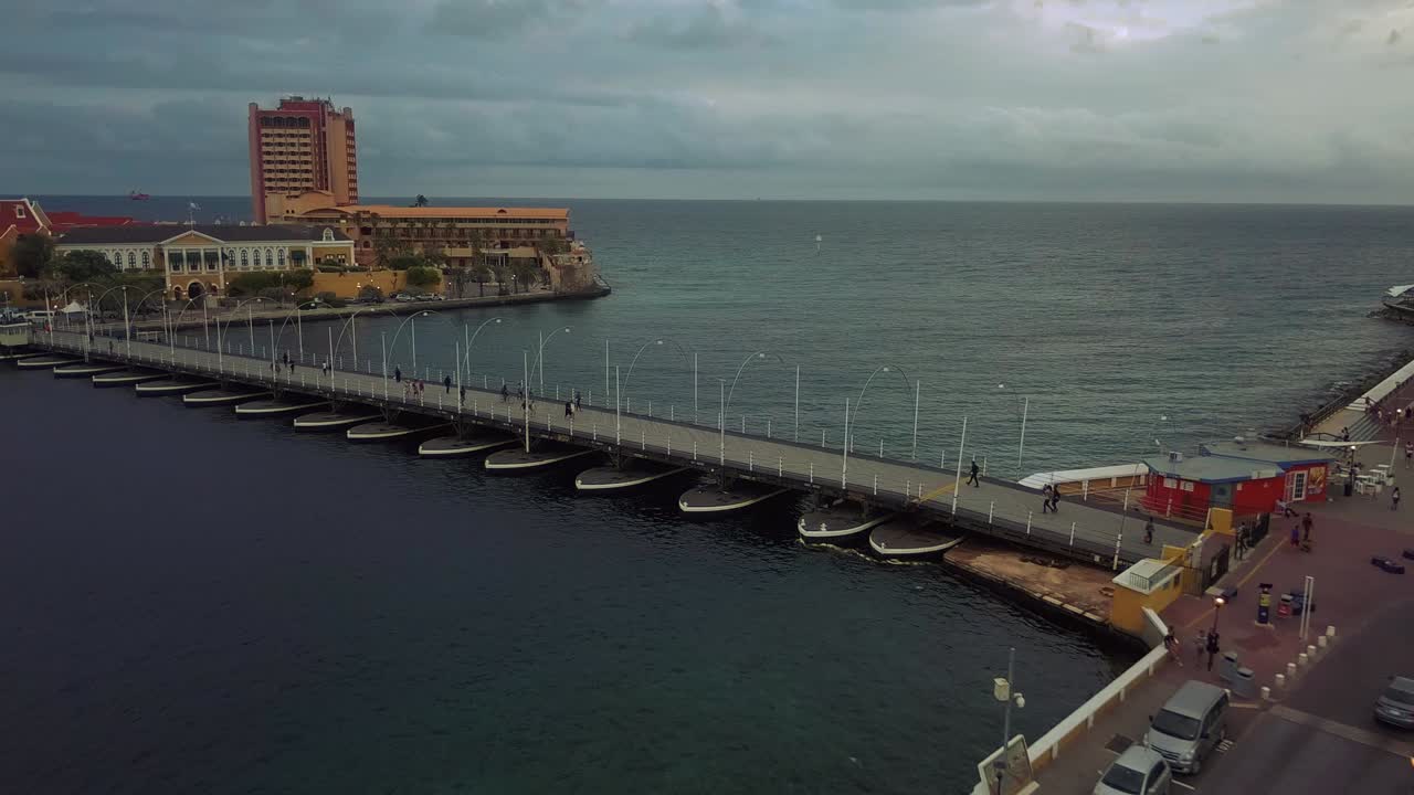 van der valk plaza 호텔을 바라 보는 유명한 curacao의 떠 다니는 다리를지나