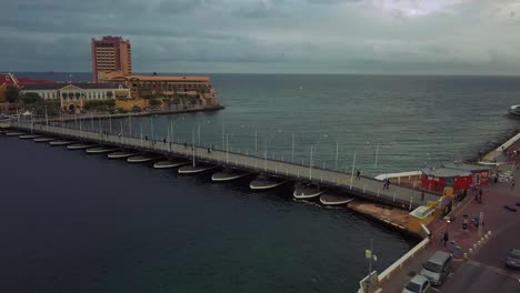 pasando sobre el famoso puente flotante de curacao mirando hacia el hotel van der valk plaza