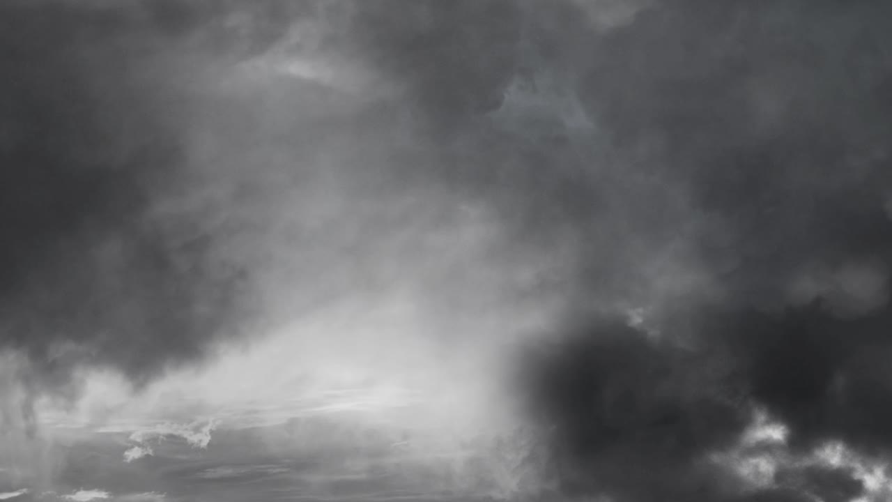 어두운 하늘 4k의 번개