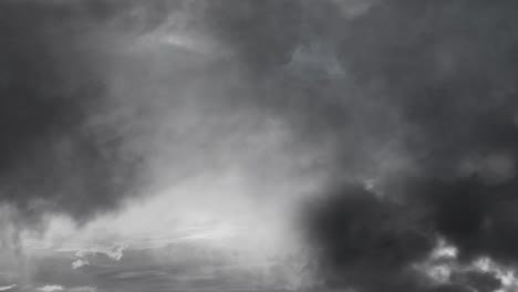 rayo en el cielo oscuro 4k