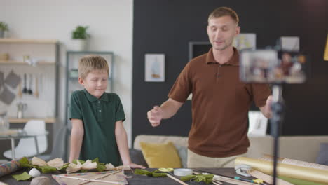 padre e hijo haciendo una cometa - divertido tutoriales de artesanía familiar