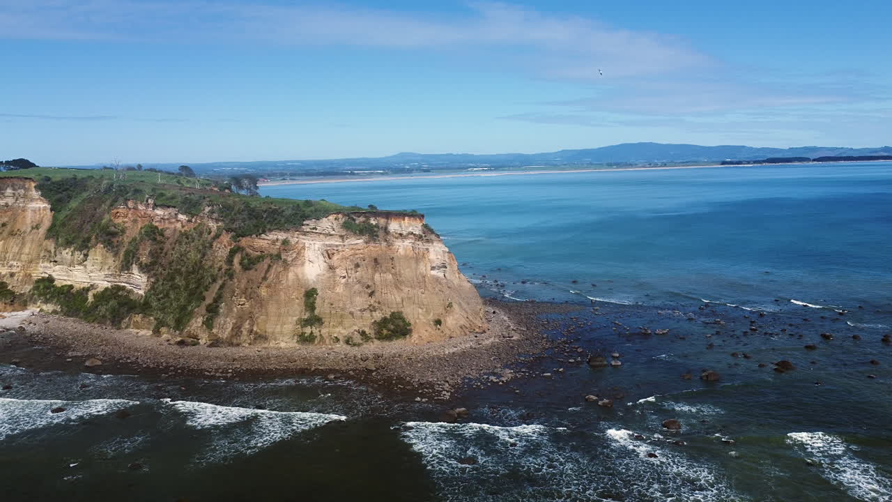 playa rocosa de maketu en la isla norte, nueva zelanda durante el verano - toma aérea de drones