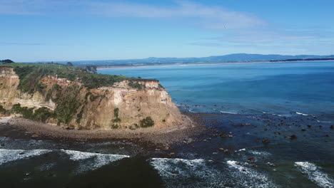 Rocky-Maketu-Beach-Auf-Der-Nordinsel,-Neuseeland-Im-Sommer---Drohnenaufnahme-Aus-Der-Luft