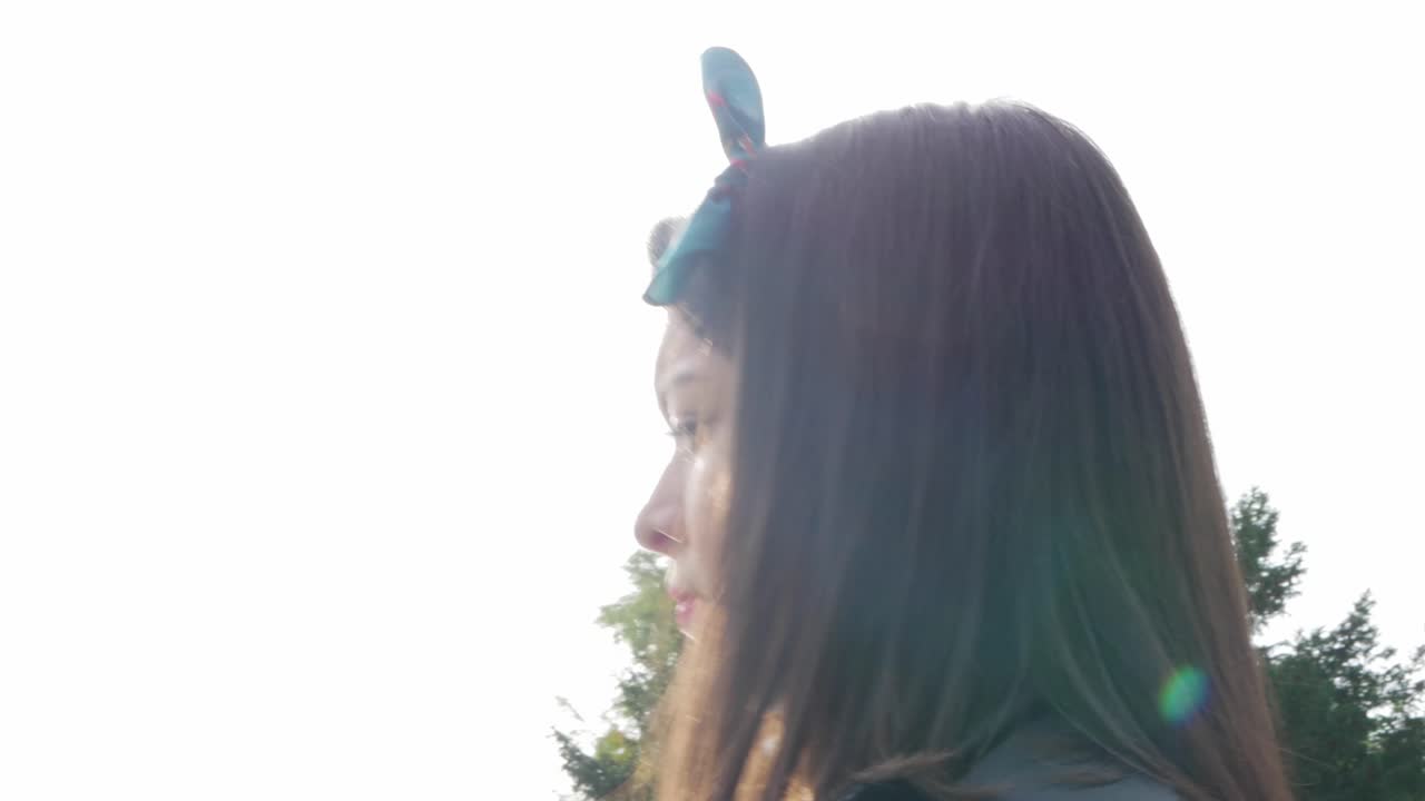 호수 옆에 서있는 여자의 클로즈업