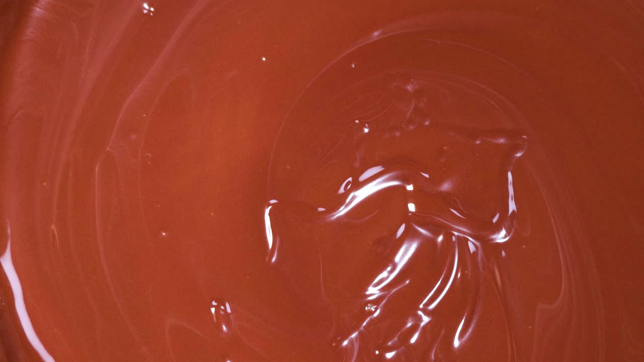 Fragole immerse nel cioccolato fuso