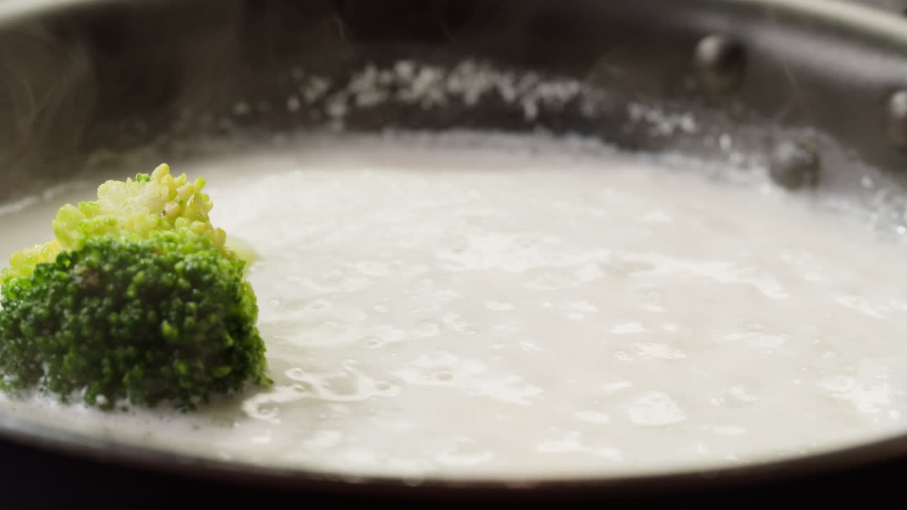 Cottura di broccoli in padella con salsa bianca