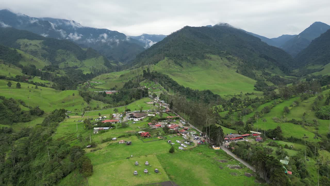 콜롬비아 의 그린  ⁇ 리 에 있는 핀카 언덕 꼭대기 에 있는 건물 들 의 공중 전망