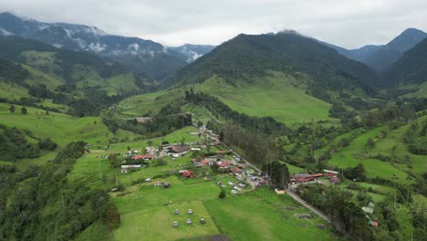 vista aérea de los edificios de finca en la cima de la colina en green valley en colombia