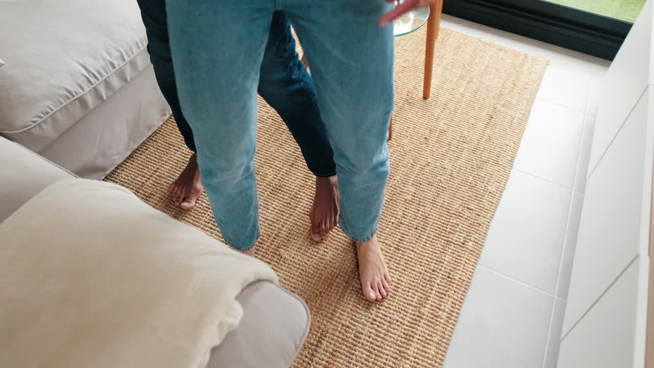 una pareja feliz bailando en casa.