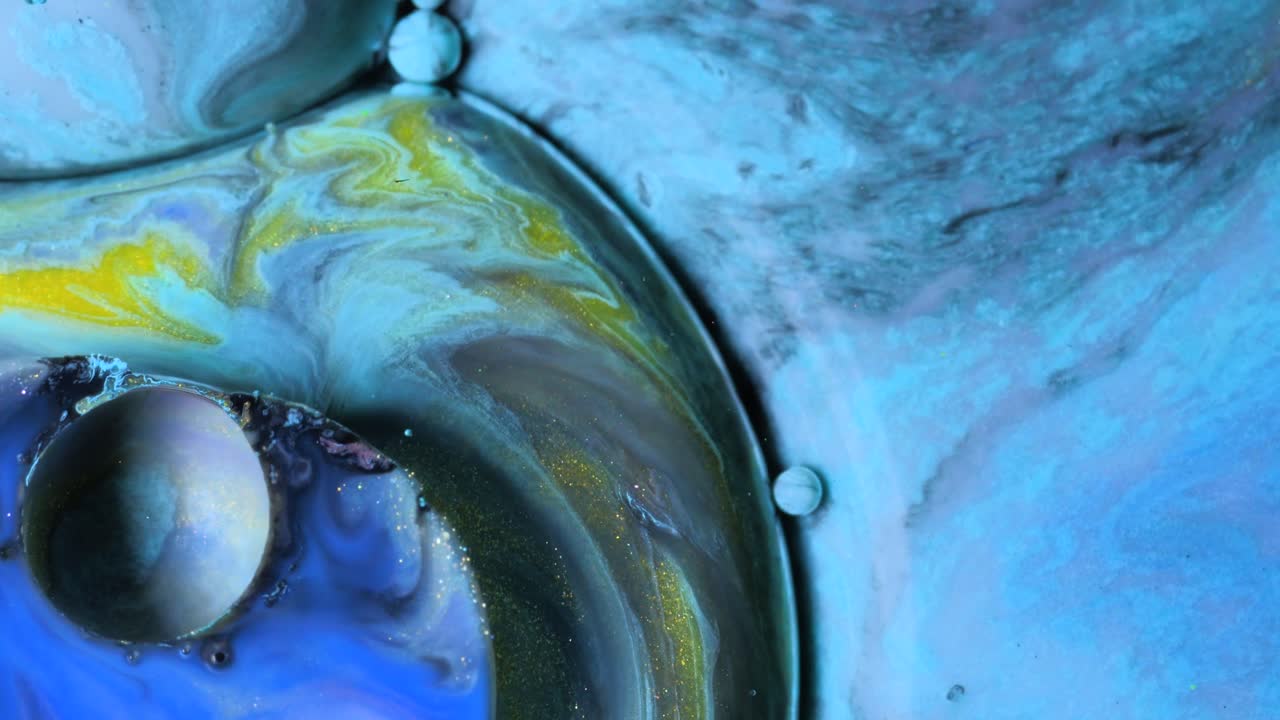 색의 소용돌이와 함께 추상적인 유동적인 예술