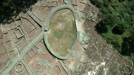 Vista-Aérea-Del-Sitio-Antiguo-Lleno-De-Ruinas-Románicas-En-Monte-Mozinho-Portugal