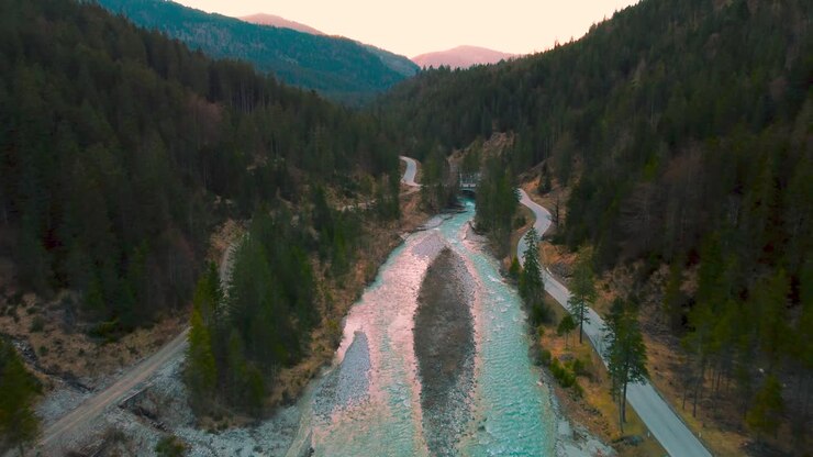 Alpenfluss Luftaufnahme Cinemagraph nahtlose Videoschleife eines malerischen und idyllischen Canyoning-Wasserfalls mit frischem, natürlichem blauem Wasser in den bayerisch-österreichischen Alpen, der entlang von Schluchtwaldbäumen fließt. 4K UHD. Rissach Tirol Österreich Engtal Ahornboden