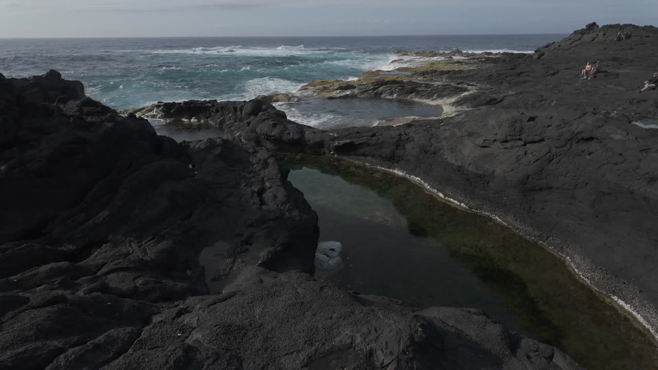 모스테이로스 (mosteiros), 아조레스 (azores), 사우미구엘 (sao miguel) 의 조류 웅이가 있는 바위가 있는 해안선은 화산암과 대서양의 거친 아름다움을 포착합니다.