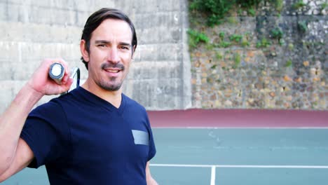 jugador de tenis con raqueta y pelota en la cancha
