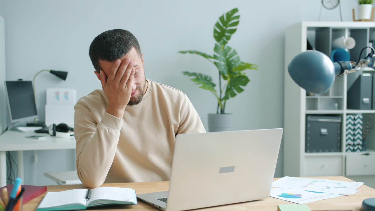 사무실에서 노트북에서 일하는 남자