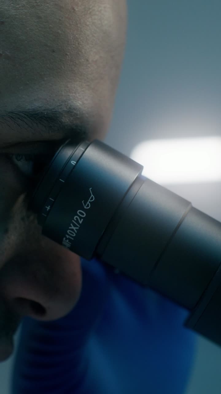 científico usando un microscopio