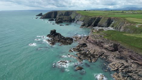 Costa-De-Cobre-Mirando-Al-Oeste-Hacia-Dungarvan-En-La-Unidad-De-La-Costa-De-Cobre-Waterford-Irlanda-En-Una-Mañana-De-Julio