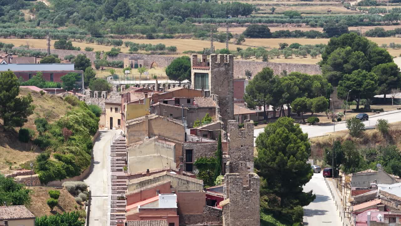 Paesaggio urbano con torri e campagna