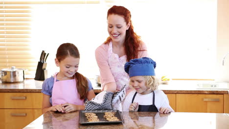 Madre-Sonriente-Dando-Galletas-A-Sus-Hijos.