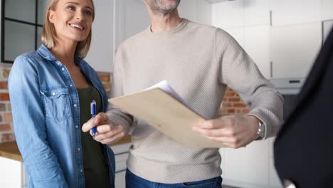 video de una pareja firmando el contrato de un nuevo apartamento