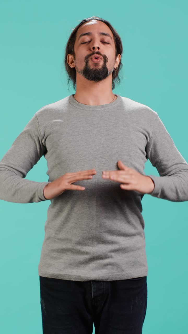 Video verticale verticale di un uomo zen che inspira ed espira