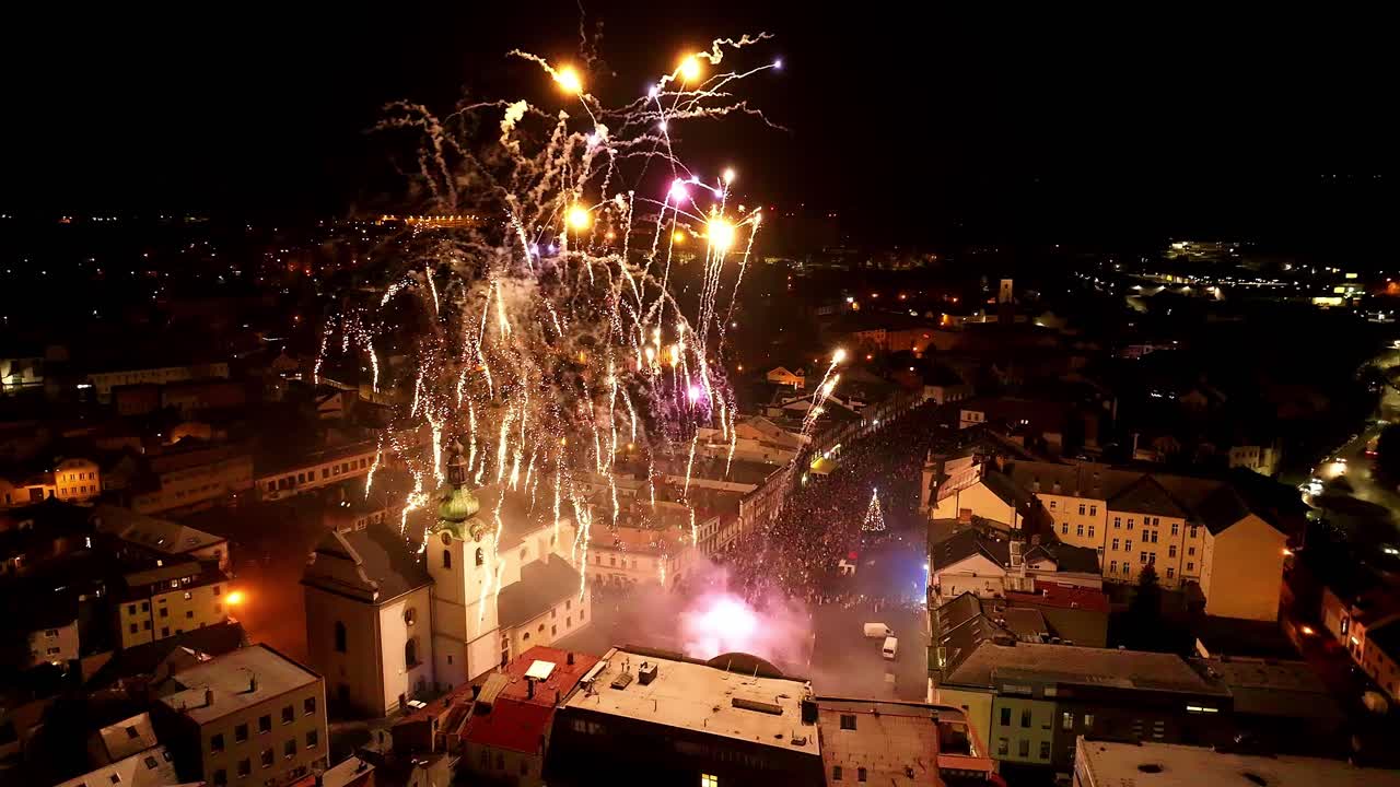 fuegos artificiales de año nuevo en la ciudad de svitavy en la república checa