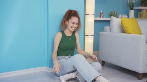 una mujer loca hablando sola.