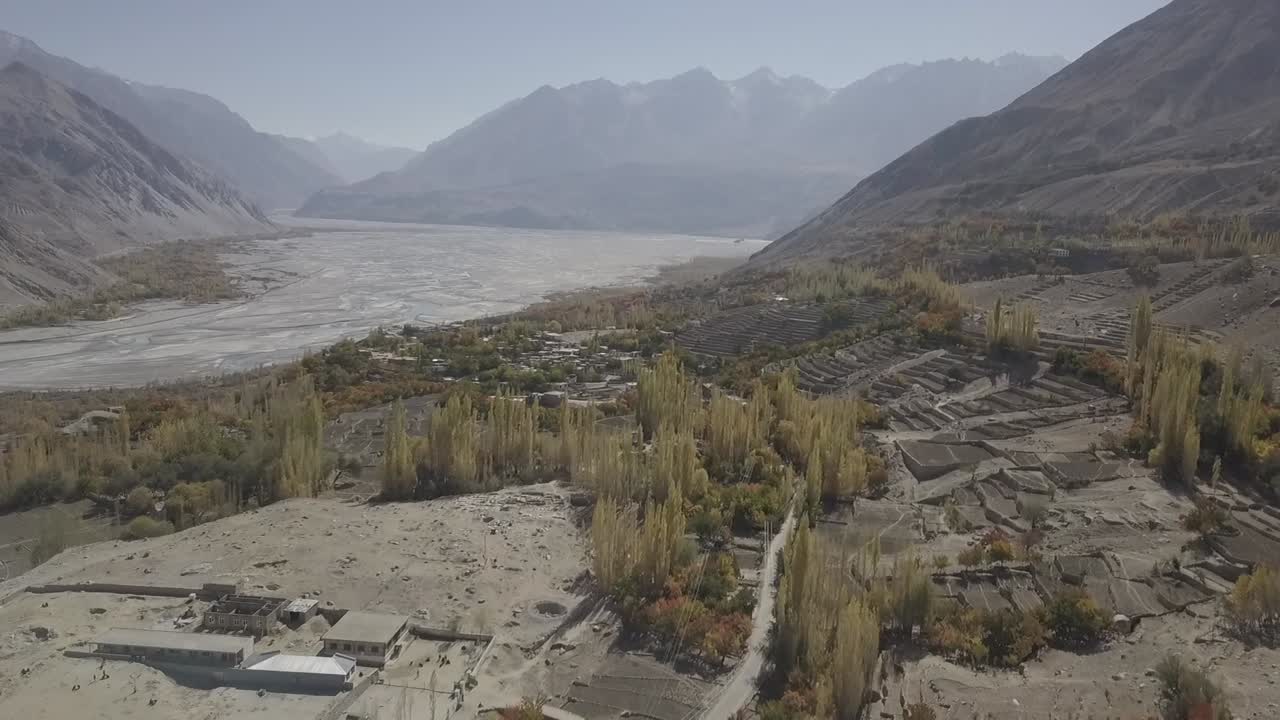 la forma de relieve de skardu muestra el desierto con el río indo y las montañas al fondo.