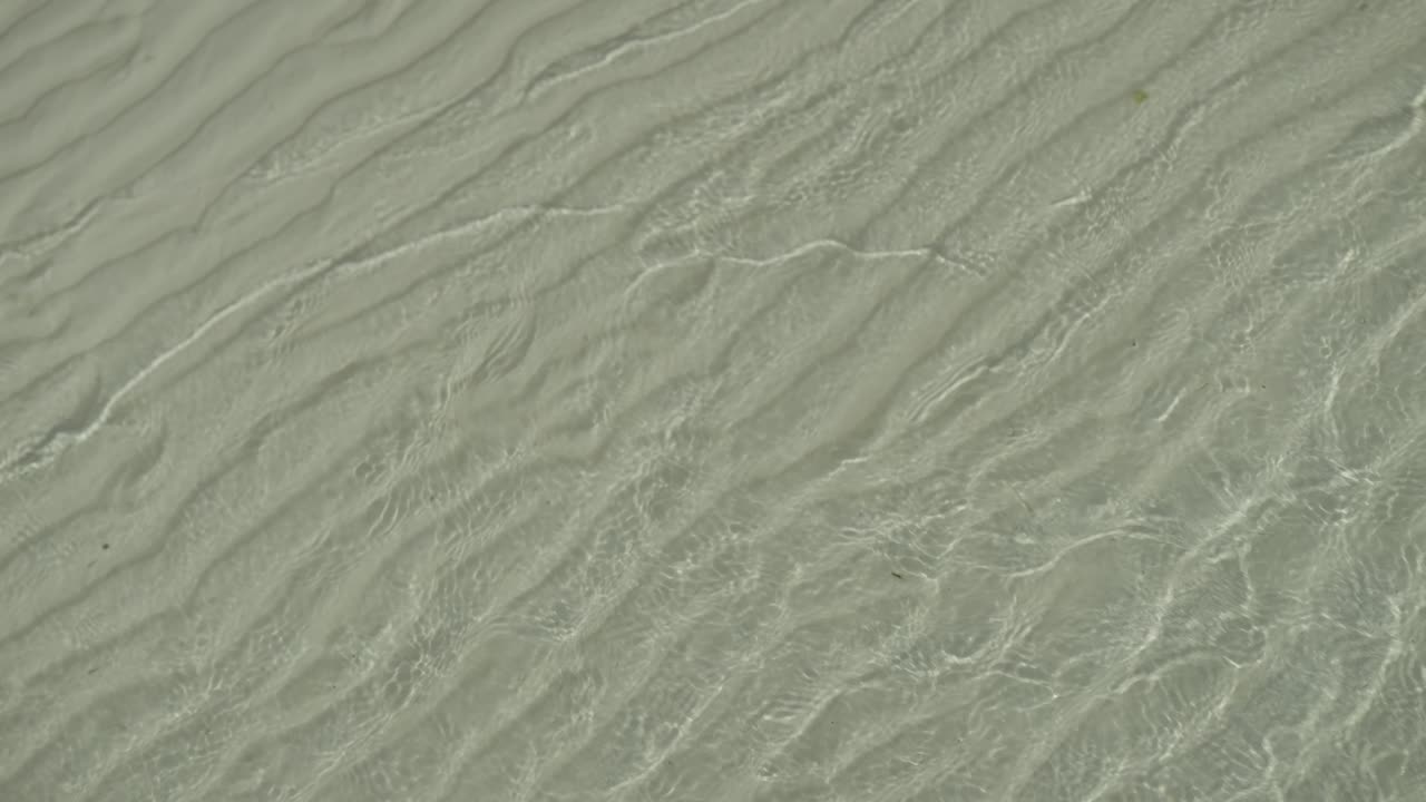 ondas de arena creadas por olas poco profundas