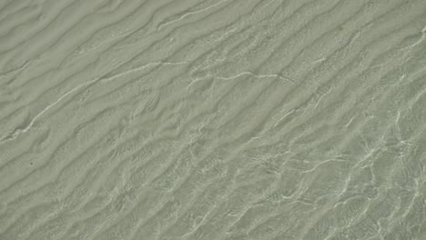 Sandkräuselungen,-Die-Durch-Flache-Wellen-Entstehen