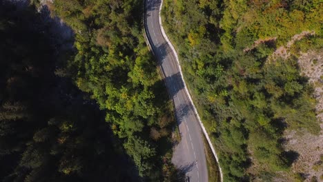 vista aérea aérea de una carretera de montaña