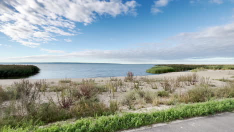 Ein-Blick-Auf-Ein-Ruhiges-Meer-Mit-Blauem-Himmel-Im-Sommer-In-Krynica-Morska,-Polen