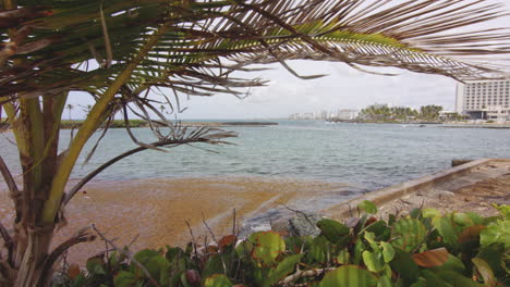 Hotel-Con-Vistas-A-Los-Rascacielos-De-La-Bahía-De-Boqueron,-San-Juan,-Puerto-Rico