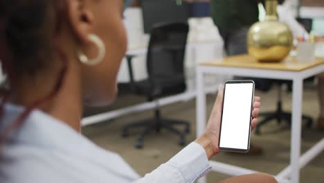 video de una mujer afroamericana usando un teléfono inteligente con espacio de copia en la pantalla