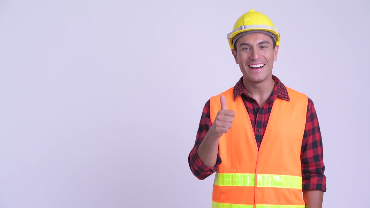 joven y guapo hombre hispano trabajador de la construcción