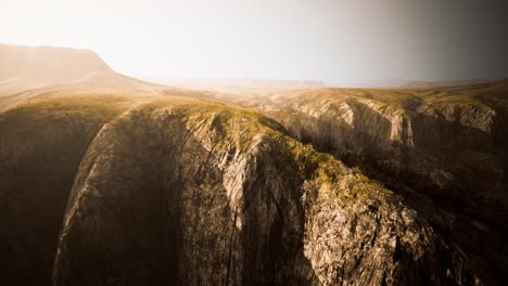 Trockenes-Gelbes-Gras-Auf-Dem-Felsigen-Berg-Mit-Dichtem-Nebel