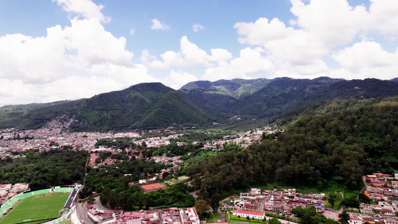 푸른 언덕 사이 에 위치한 아름다운 도시 의 공중 사진