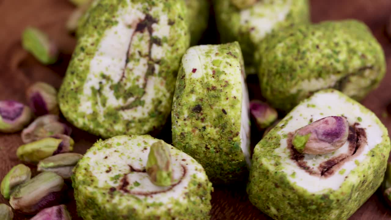 girando en las tablas delicias turcas frescas de una tabla de madera