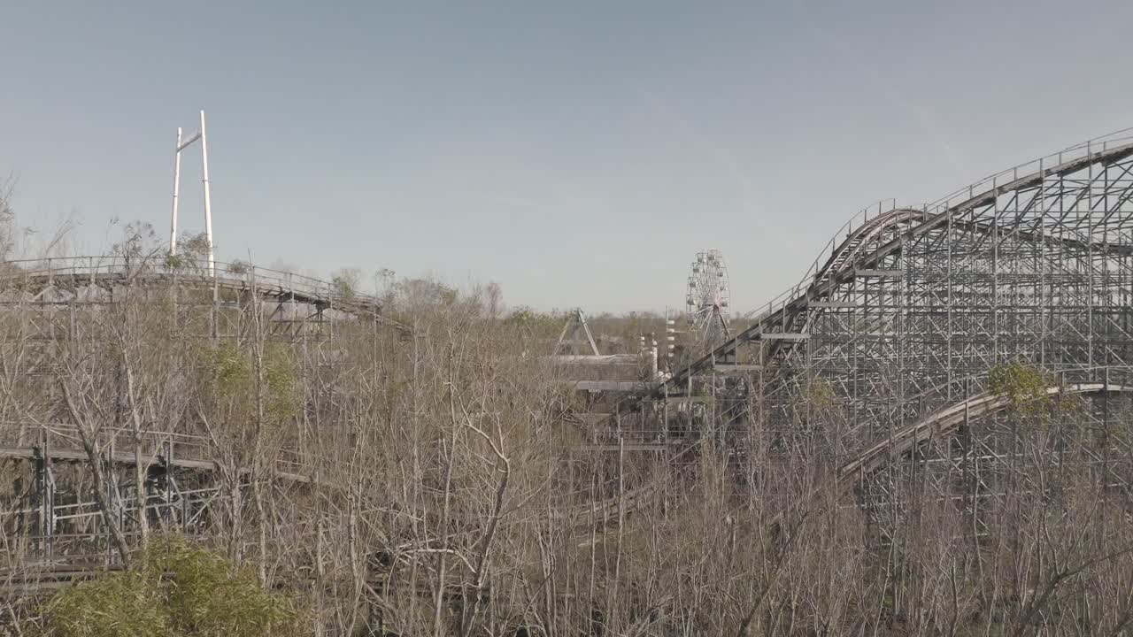 заброшенный аттракцион "американские горки" в "шесть флагов" в новом орлеане восток