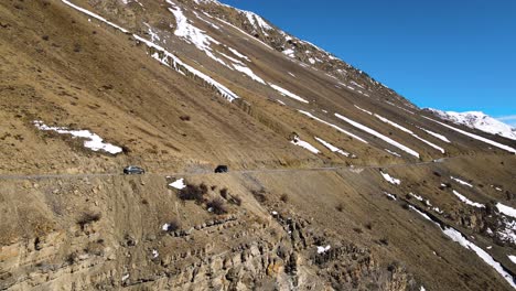 drone seguindo um carro no vale de spiti himachal pradesh montanha de areia índia